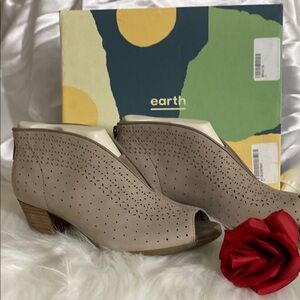 Earth Tan Mules with Suede Finish and Chunky Heel